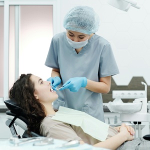 A Guide to Choosing the Right Implant Dentist in Newark